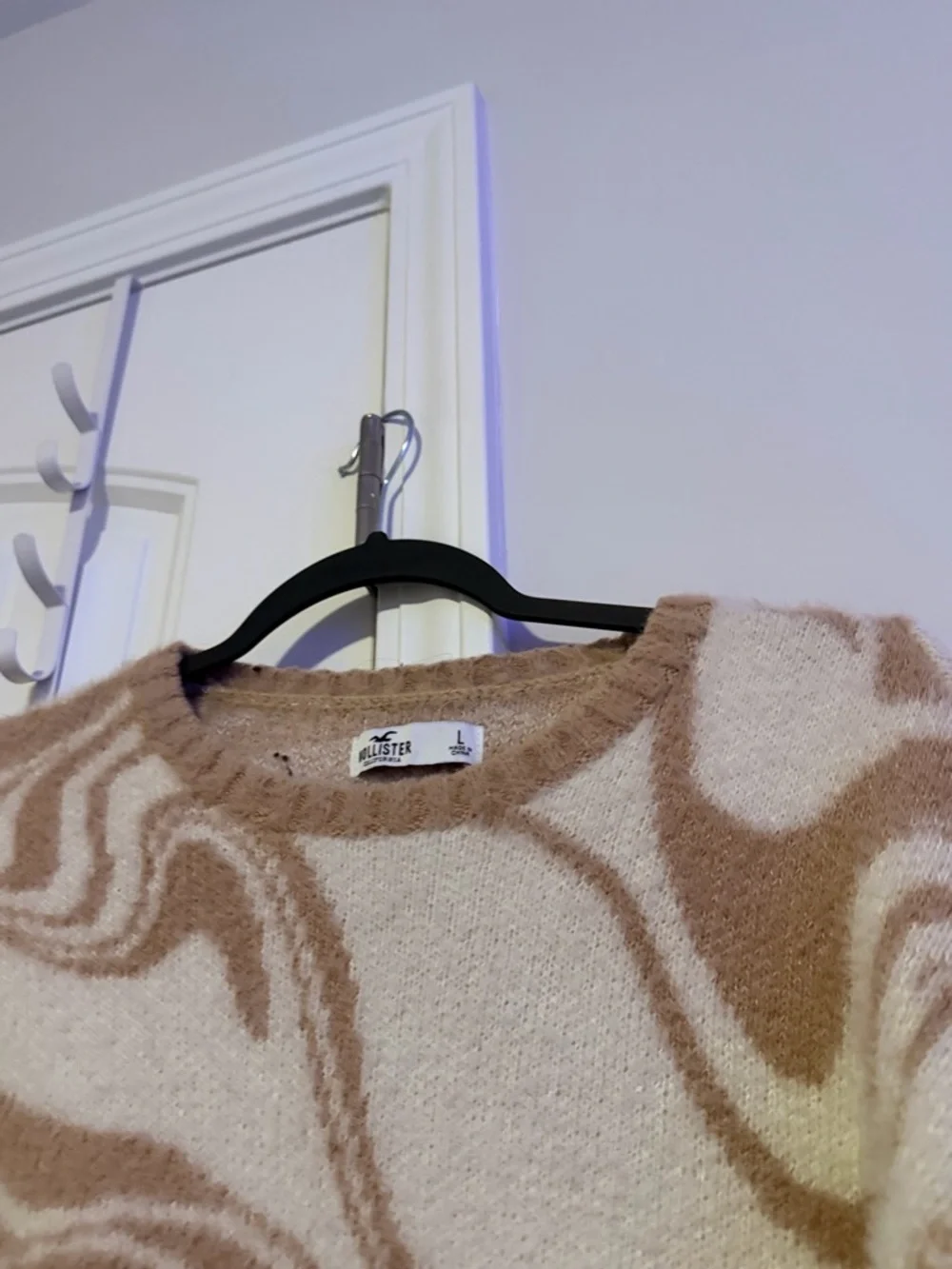 Hollister - Wavy Pattern Crewneck Sweater in Cream and Tan